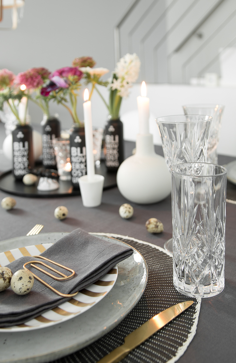Tischdeko für den Ostertisch einfach gestalten I schnelle DIY Tellerdeko mit Büroklammern I Vasen aus Smoothieflaschen upcyceln