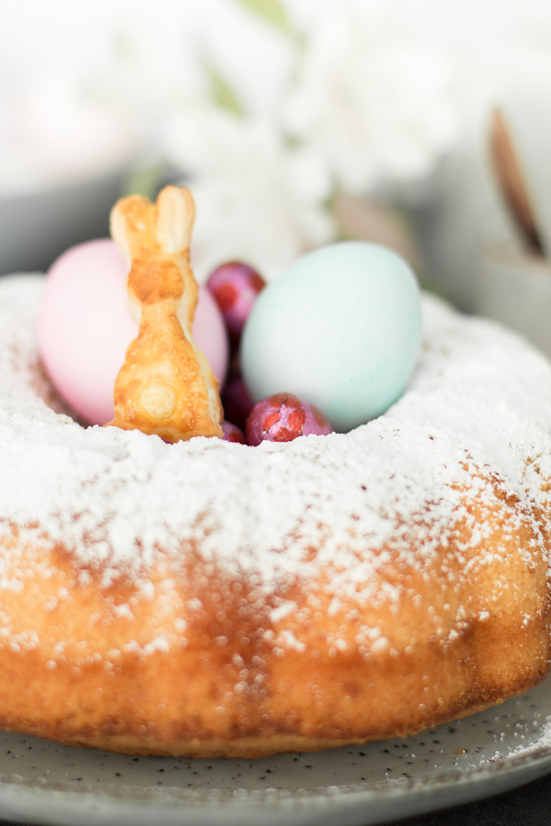 Schnelles Rezept für Eierlikörkuchen I Tipps für das einfache Verzieren von Ostereiern