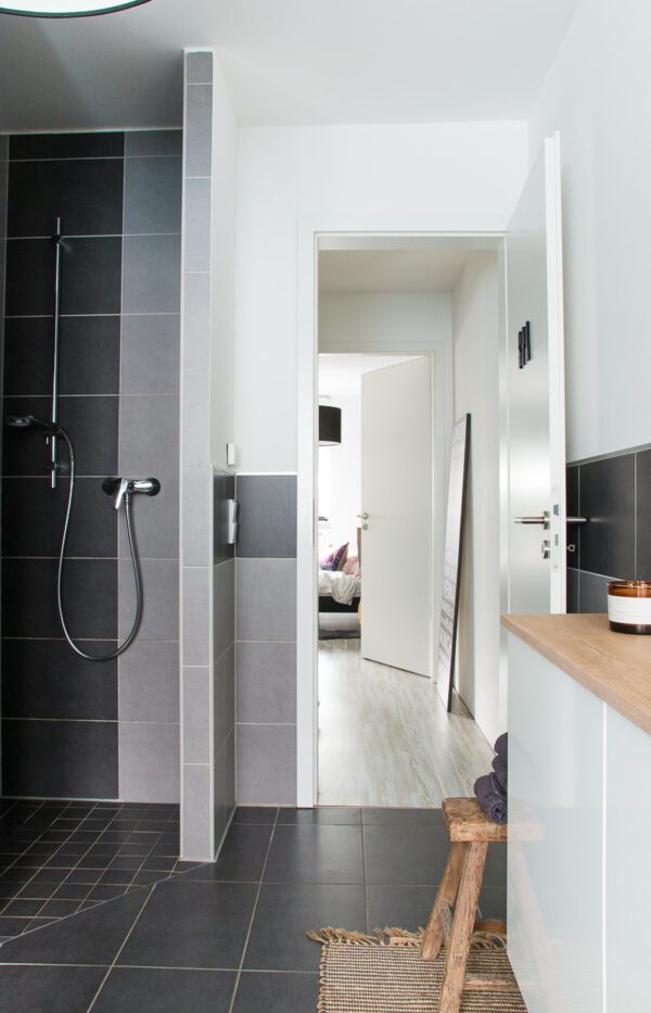 Badezimmer umgestalten unter 700 €! Upcycling Ideen & Einrichtungstipps