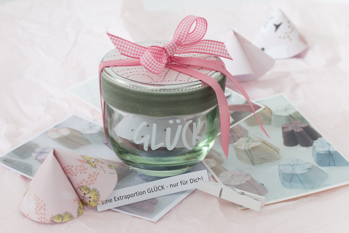 So kannst Du Glueckskekse aus Papier zum Verschenken selber machen. Dieses DIY ist eine tolle Idee als Gastgeschenk für die Hochzeit. Glueckskekse selber machen I DIY Glueckskekse als Geschenk I Einrichtungstipps